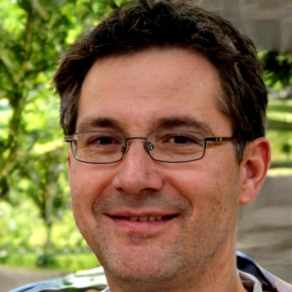 Retrato profesional de Arnau Vilella, facilitador de educación financiera