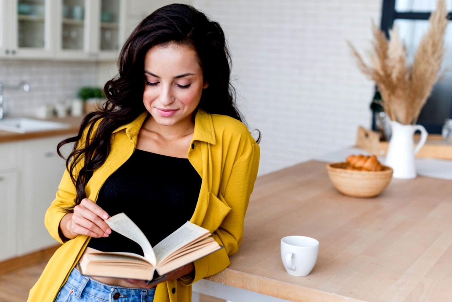 Personas participando en sesión educativa sobre finanzas personales