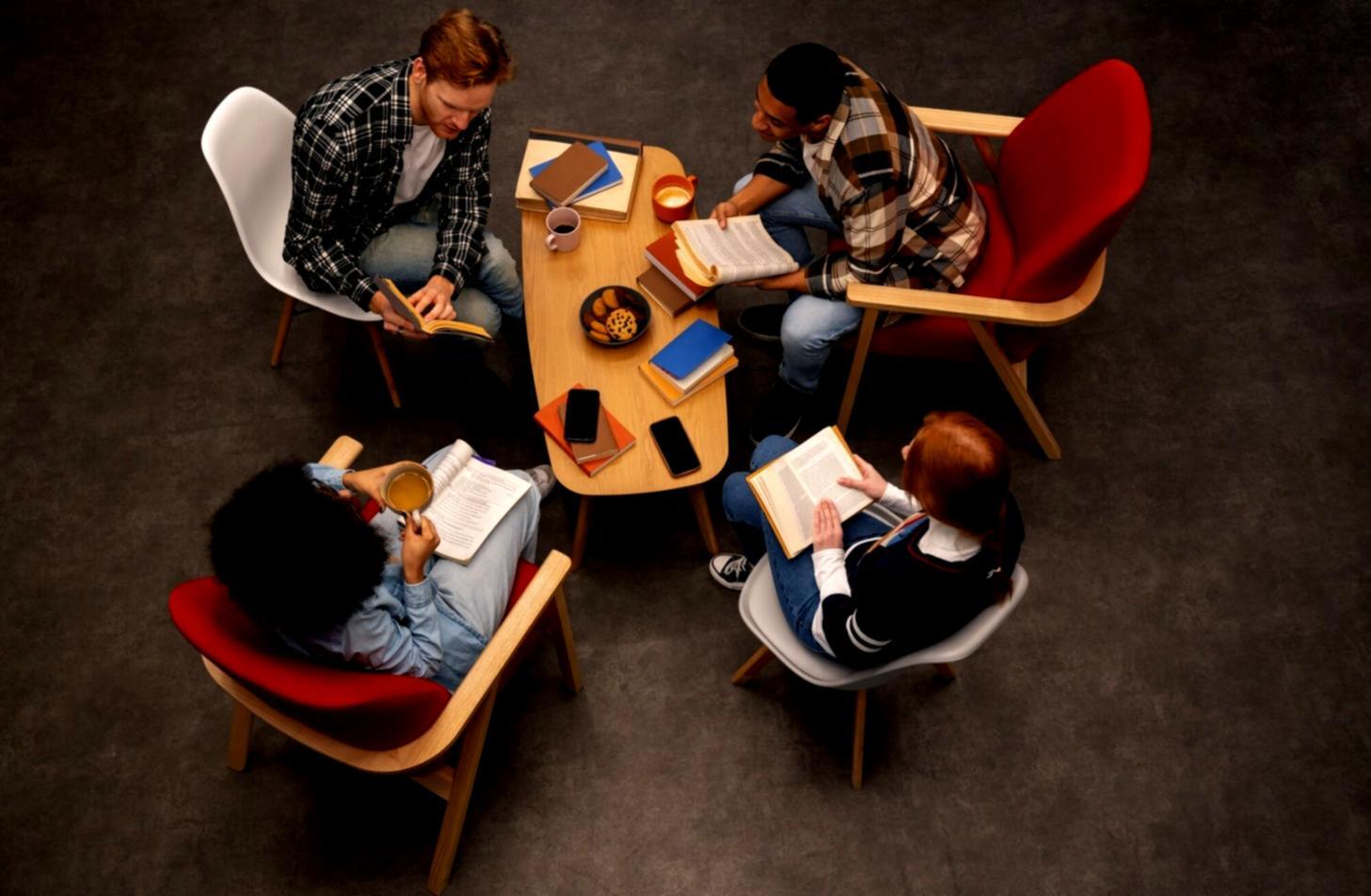 Sesión de consultoría financiera personalizada en ambiente profesional