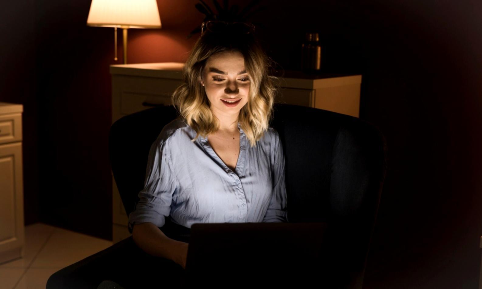 Sesión interactiva de educación financiera con participantes trabajando en ejercicios prácticos